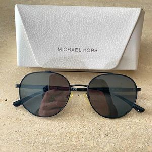 Black circle shaped sunglasses